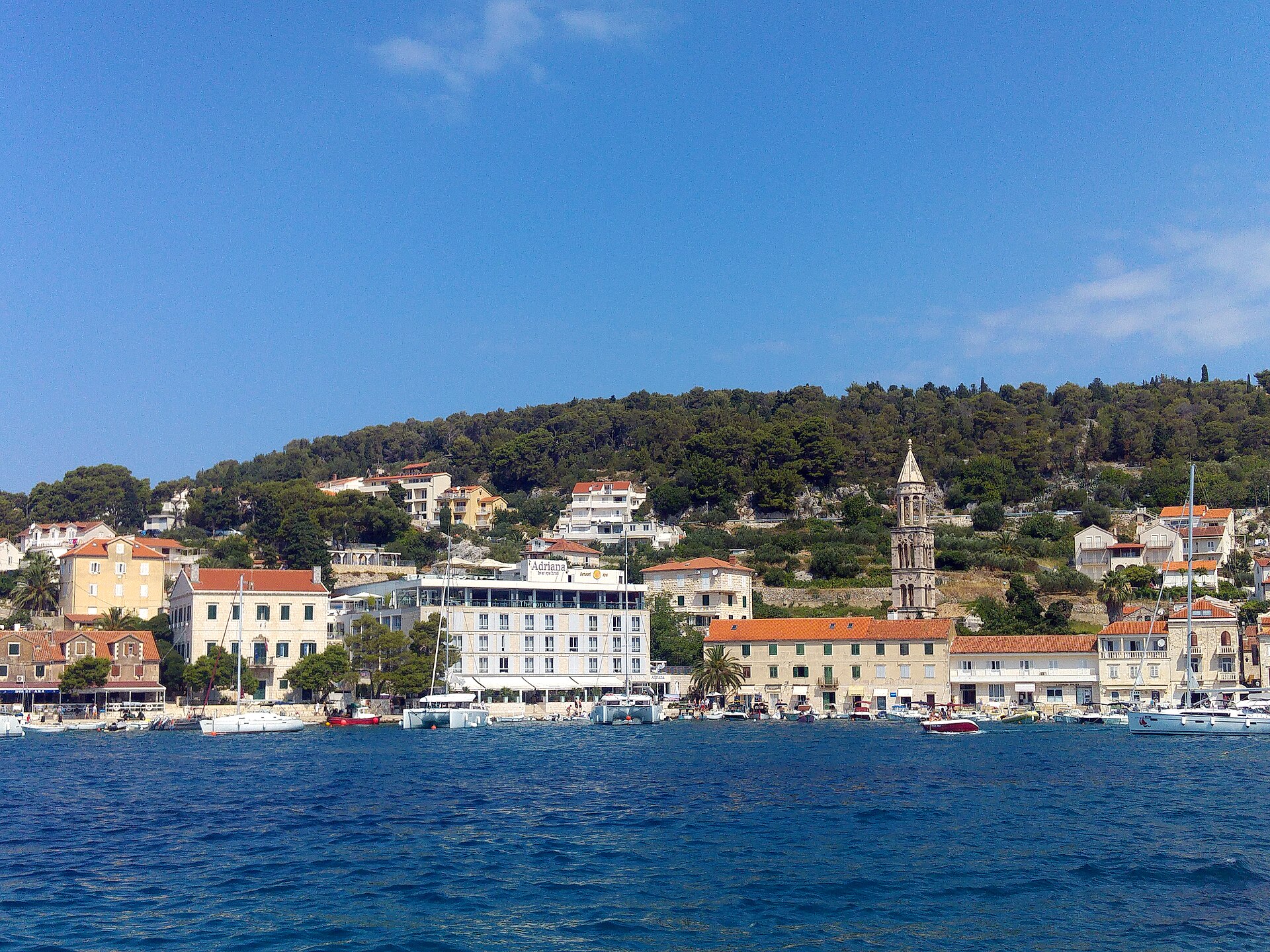 Grad Hvar i brodice uz sunčanu jadransku obalu